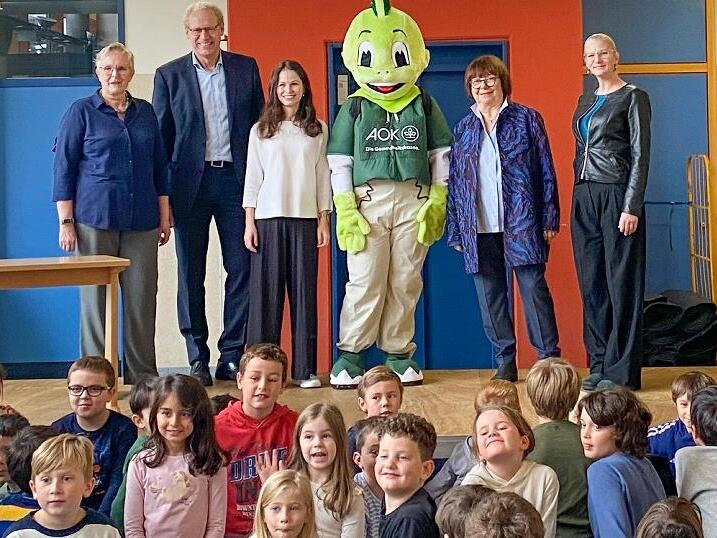 Die Schüler der Privaten Grund- und Mittelschule Liebfrauenhaus bekamen von Vertretern der Stadt Herzogenaurach stellvertretend für alle Schüler in der Stadt eine gefüllte Pausenbrotbox überreicht.