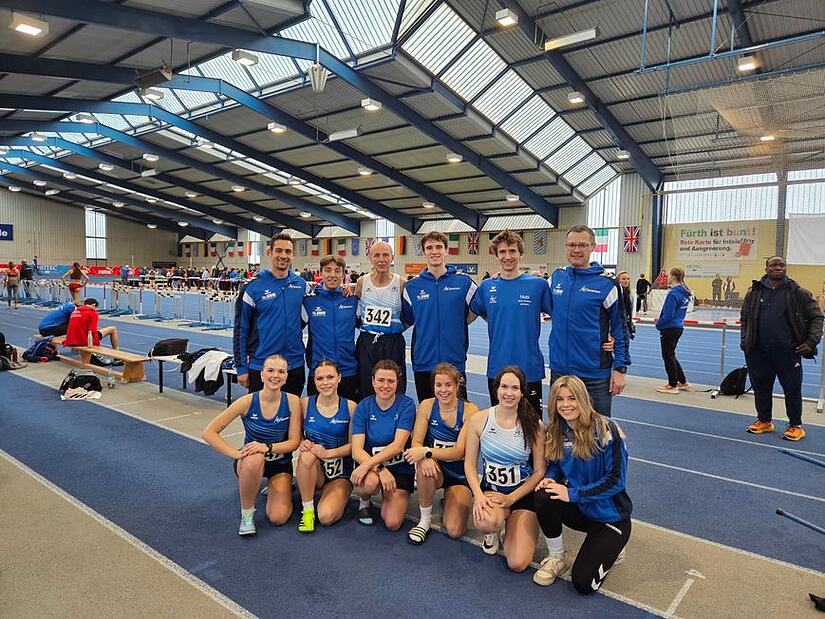 Das Team des LAV Neustadt (von links): hinten: Trainer Sebastian Buga, Nikolas Knaus, Siegfried Feulner, Leopold Gerner, Hubertus Gerner und Betreuer Christoph Franke; unten: Luna Heusinger, Viktoria Weibelzahl, Dorothee Biese, Amelia Arnold, Lisa Rebhan und Betreuerin F. Arnold.