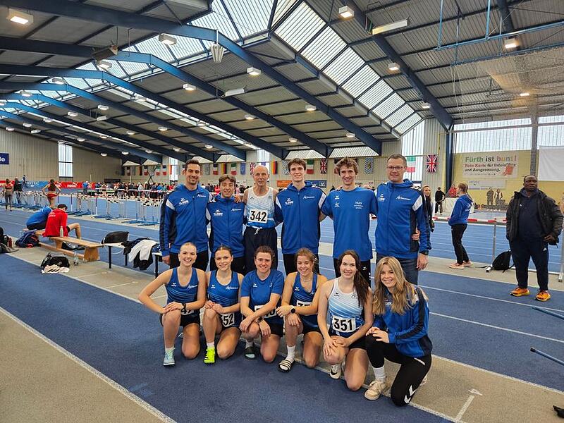 Das Team des LAV Neustadt (von links): hinten: Trainer Sebastian Buga, Nikolas Knaus, Siegfried Feulner, Leopold Gerner, Hubertus Gerner und Betreuer Christoph Franke; unten: Luna Heusinger, Viktoria Weibelzahl, Dorothee Biese, Amelia Arnold, Lisa Rebhan und Betreuerin F. Arnold.