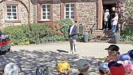 Johannes Krumm (Mitte) freute sich über den Auftritt der Kindergartenkinder. Johannes Krumm (Mitte) freute sich über den Auftritt der Kindergartenkinder.