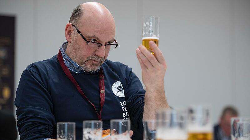 Josef Lindner, Braumeister aus Scheßlitz, bewertet als einer von 124 Juroren ein Bier.