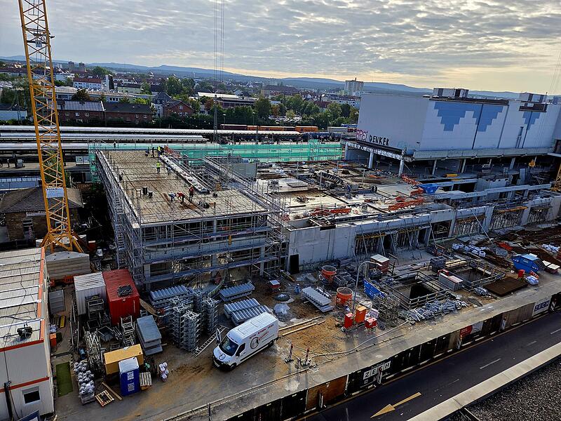 Die Atrium-Baustelle am Bamberger Bahnhof von oben: Das verantwortliche Unternehmen f&uuml;r die Generalplanung, die Baugenossenschaft Franken, hat einen Insolvenzantrag gestellt.