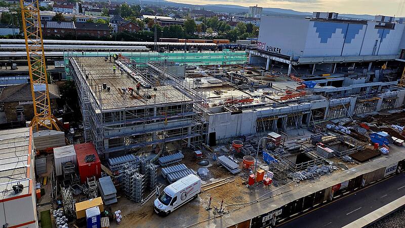 Die Atrium-Baustelle am Bamberger Bahnhof von oben: Das verantwortliche Unternehmen f&uuml;r die Generalplanung, die Baugenossenschaft Franken, hat einen Insolvenzantrag gestellt.