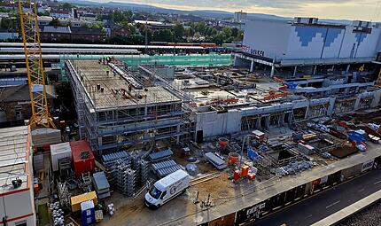 Die Atrium-Baustelle am Bamberger Bahnhof von oben: Das verantwortliche Unternehmen f&uuml;r die Generalplanung, die Baugenossenschaft Franken, hat einen Insolvenzantrag gestellt.