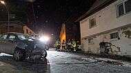 Auto prallt in leerstehendes Gebäude: Vier Verletzte bei Verkehrsunfall