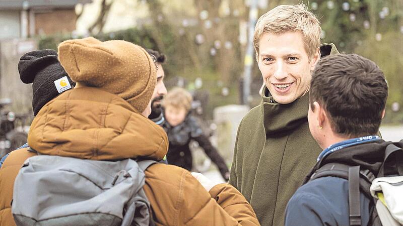 Oberbürgermeisterkandidat Dominik Krause (Grüne) kämpft vor der Stichwahl am kommenden Sonntag um Stimmen. Oberbürgermeisterkandidat Dominik Krause (Grüne) kämpft vor der Stichwahl am kommenden Sonntag um Stimmen.