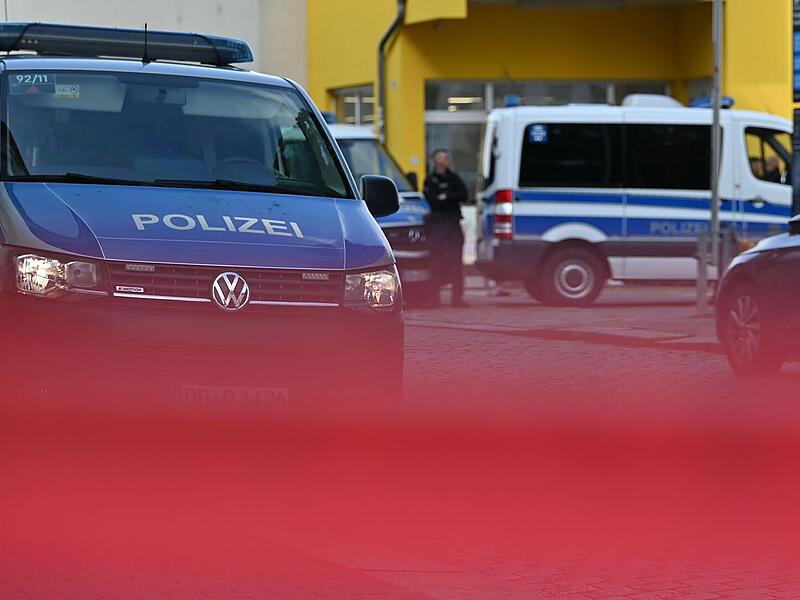 USK-Einsatz vor Berufsschule in Erlangen USK-Einsatz vor Berufsschule in Erlangen