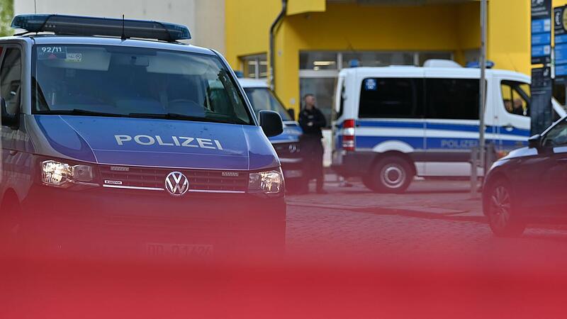 USK-Einsatz vor Berufsschule in Erlangen USK-Einsatz vor Berufsschule in Erlangen