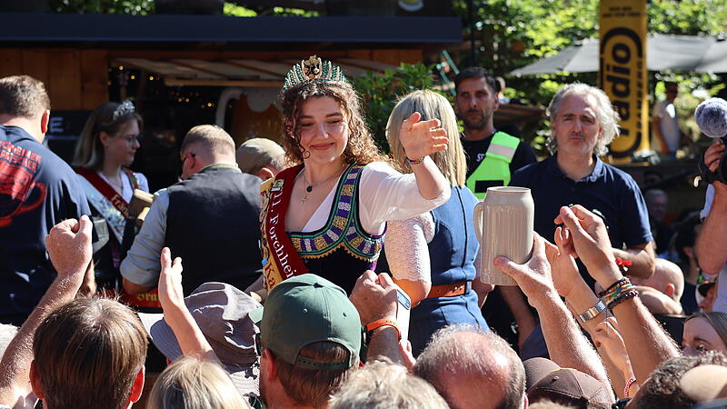 Bierkönigin Karolin Kübel beim Annafest-Anstich 2026.Forchheim & Fränkische Schweiz Endlich Annafest! Bierkönigin Karolin Kübel beim Annafest-Anstich 2026.