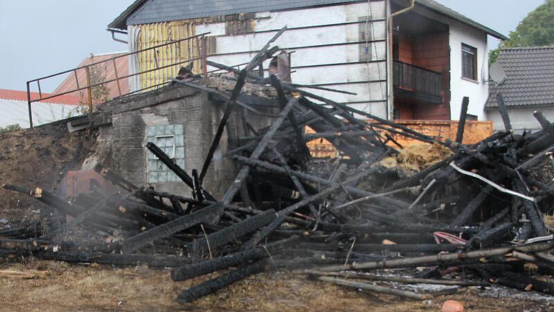 Dort, wo vor wenigen Tagen noch die Scheune von Andrea Wittke stand, liegen nur noch verkohlte Holzbalken.