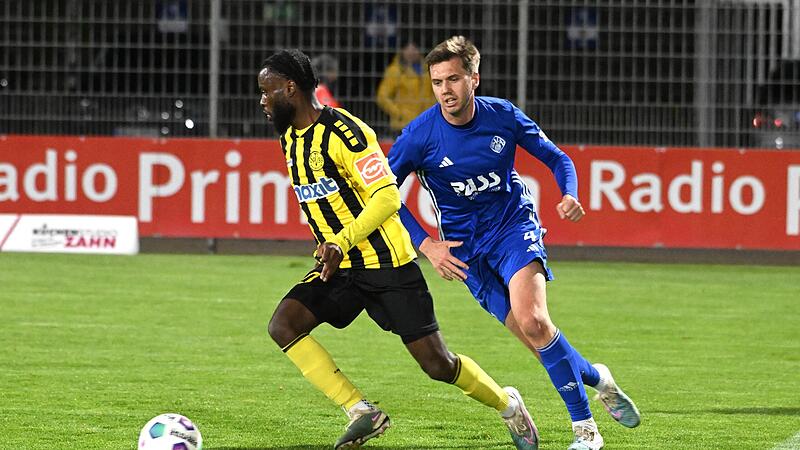 Ohne Punkte zur&uuml;ck nach Oberfranken: Nach dem Platzverweis gegen den Bayreuther Josue Mbila (links) in  der 77. Minute wollte die SpVgg in der Regionalliga Bayern beim SV Viktoria Aschaffenburg das torlose Remis &uuml;ber die Zeit retten, kassierte abe...