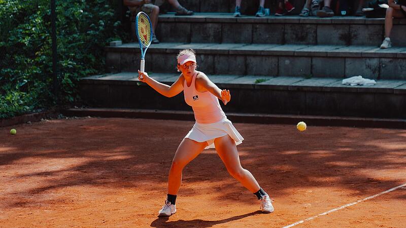 Eva Bennenmann vom TC Deuten siegte mit einem Dreisatzsieg ins Halbfinale ein.