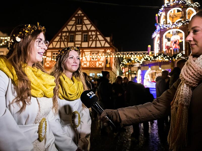 Die Weihnachtsengel Leonie und Jana (l.) waren bei der Er&ouml;ffnung nur zu Zweit.Forchheim & Fr&auml;nkische Schweiz