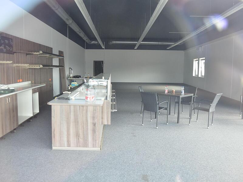 Ein Blick in das k&uuml;nftige &bdquo;Caf&eacute; S&ldquo; im R&ouml;dentaler Admira-Center. Im hinteren Bereich wird &ndash; abgetrennt &ndash; die Indoor-Golfanlage entstehen.