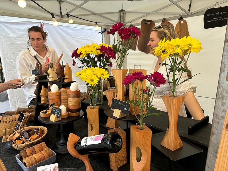Das Angebot beim Kunsthandwerkermarkt 2024 war reichhaltig. HIer im Bild: Praktische und formsch&ouml;ne Gegenst&auml;nde aus Holz