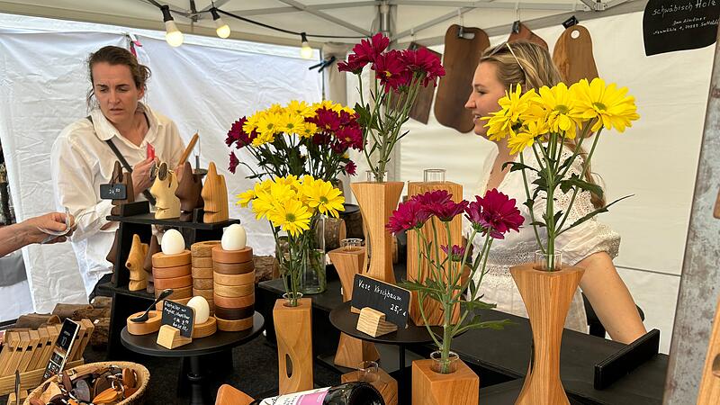 Das Angebot beim Kunsthandwerkermarkt 2024 war reichhaltig. HIer im Bild: Praktische und formsch&ouml;ne Gegenst&auml;nde aus Holz