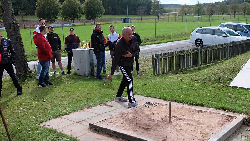 Beim Wettbewerb ging es darum, das Hufeisen so weit wie möglich zu werfen.