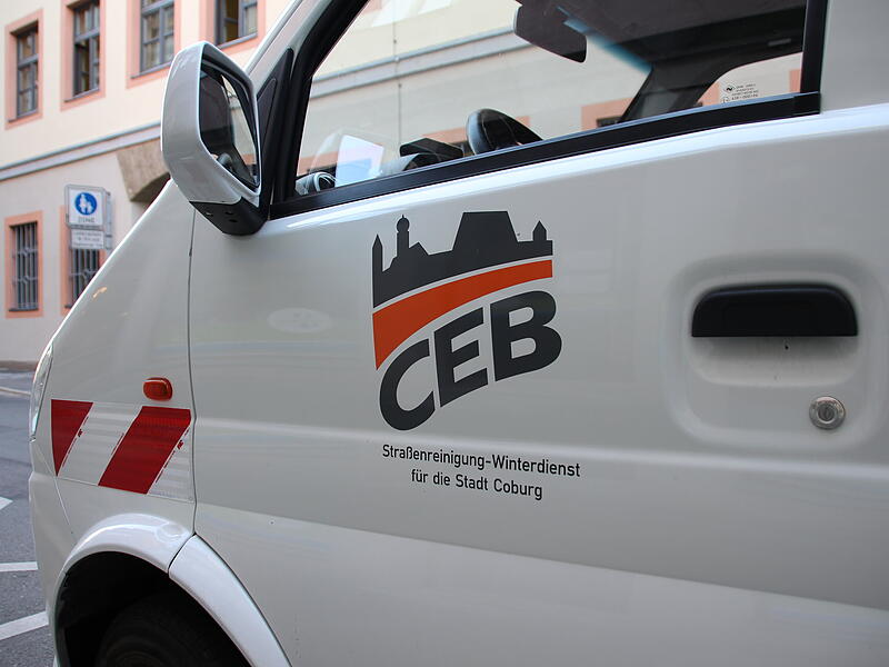 Das Logo des CEB wird auch auf allen Fahrzeugen verwendet.
