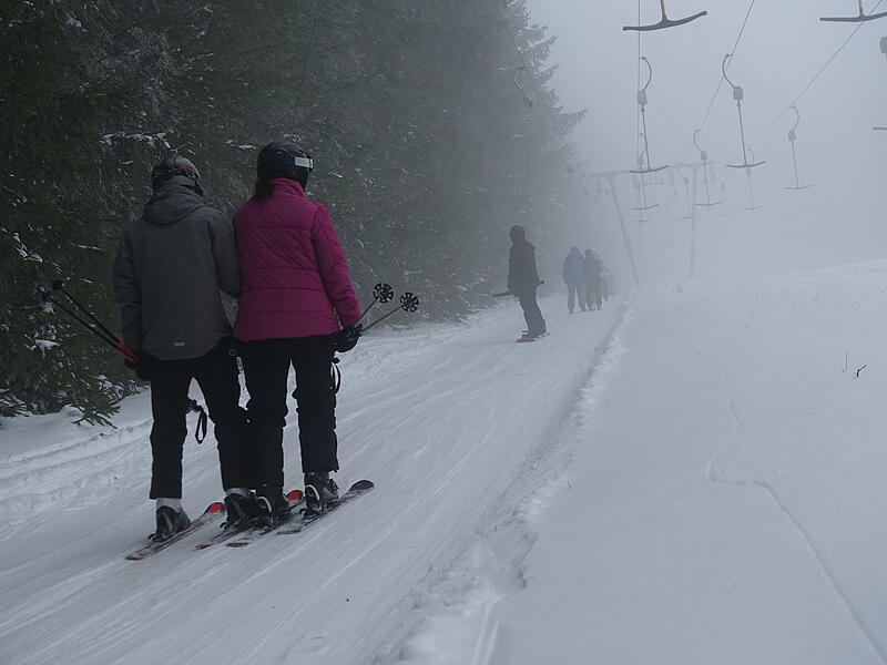 &bdquo;Endlich wieder mal Skilaufen in der Rh&ouml;n&ldquo;: DasFoto entstand am 28. Januar beim Start der Skisaison am Arnsberg.