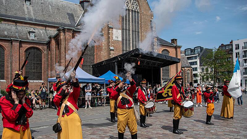Die Turnhouter Patrioten feuerten auf dem Marktplatz ihre Vorderlader ab. Die Turnhouter Patrioten feuerten auf dem Marktplatz ihre Vorderlader ab.