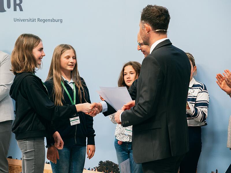 Johanna Klaus (links) und Maja zur Nieden bei der Verleihung.