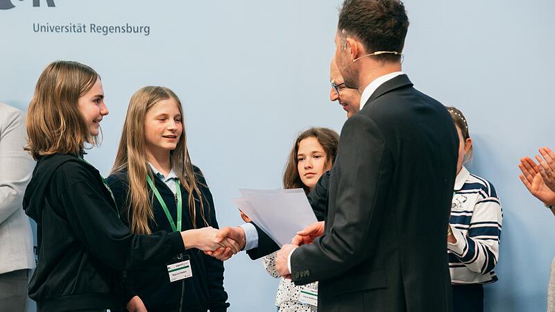 Johanna Klaus (links) und Maja zur Nieden bei der Verleihung.Ernestinum hat Erfolg beim Landeswettbewerb Johanna Klaus (links) und Maja zur Nieden bei der Verleihung.