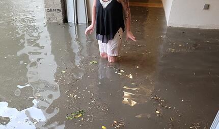 Der Eingang des Schlosshofs unter WasserHochwasser im Deutschordensschloss Der Eingang des Schlosshofs unter Wasser
