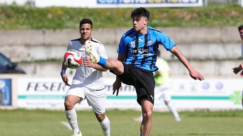 Herzogenaurachs Piero Gizzarelli Rivas kommt vor Nikola Milovski an den Ball.