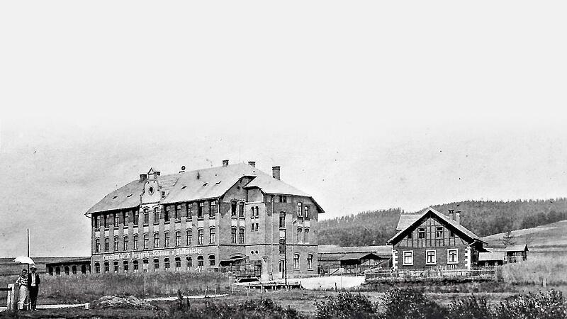 Die Porzellanfabrik Burggrub im Jahr 1902. Dem Betrieb war ein gro&szlig;er Teich vorgelagert.