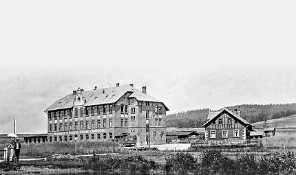 Die Porzellanfabrik Burggrub im Jahr 1902. Dem Betrieb war ein gro&szlig;er Teich vorgelagert.