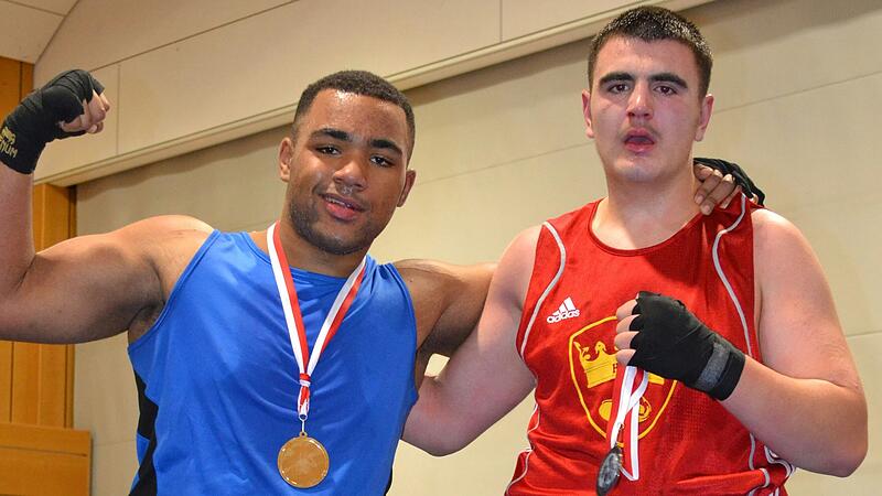 Schiedsrichter-Abbruch: Morice Schmitt (links), Jugend-Superschwergewichtler vom W&uuml;rzburger Boxteam Tommy, gewann gegen Roman Koltun vom BC Haan Augsburg.