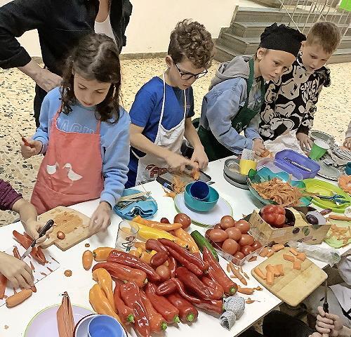 Drittklässler der Grundschule Neunkirchen bereiteten die Lebensmittel zu.