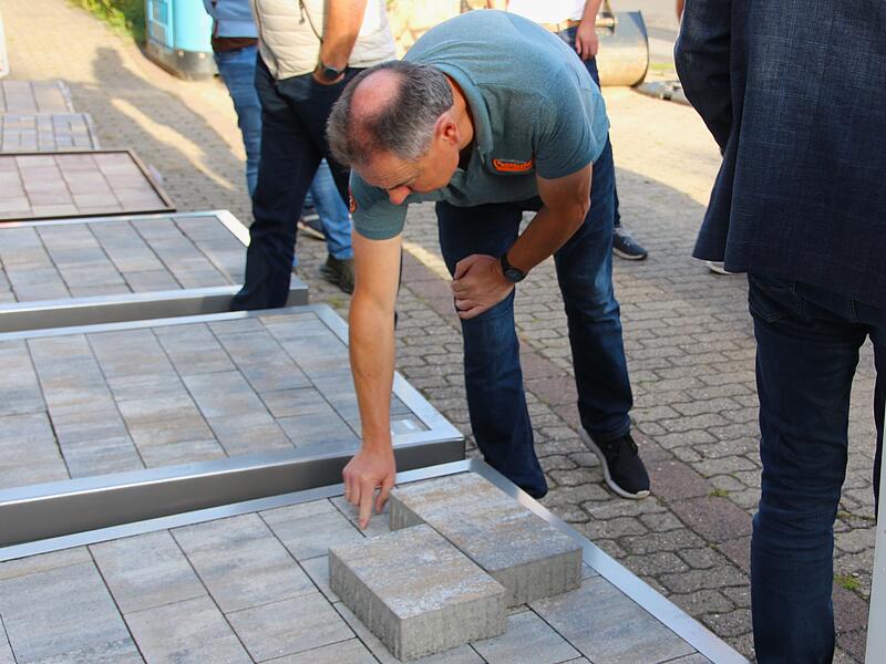 Gemeinsam mit den übrigen Mitgliedern des Bauausschusses begutachtet Bernd Hüfner (CSU) bei einer Ortsbegehung die ausgelegten Pflaster in Diebach. Gemeinsam mit den übrigen Mitgliedern des Bauausschusses begutachtet Bernd Hüfner (CSU) bei einer Ortsbegehung die ausgelegten Pflaster in Diebach.