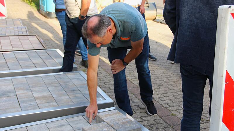 Gemeinsam mit den &uuml;brigen Mitgliedern des Bauausschusses begutachtet Bernd H&uuml;fner (CSU) bei einer Ortsbegehung die ausgelegten Pflaster in Diebach.