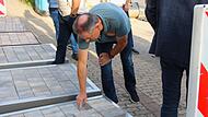 Gemeinsam mit den übrigen Mitgliedern des Bauausschusses begutachtet Bernd Hüfner (CSU) bei einer Ortsbegehung die ausgelegten Pflaster in Diebach. Gemeinsam mit den übrigen Mitgliedern des Bauausschusses begutachtet Bernd Hüfner (CSU) bei einer Ortsbegehung die ausgelegten Pflaster in Diebach.
