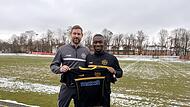 Bayreuths Trainer Thomas Kleine begrüßte Agyemang Diawusie (rechts) am Freitag erstmals zum Training seiner Mannschaft. Bayreuths Trainer Thomas Kleine begrüßte Agyemang Diawusie (rechts) am Freitag erstmals zum Training seiner Mannschaft.