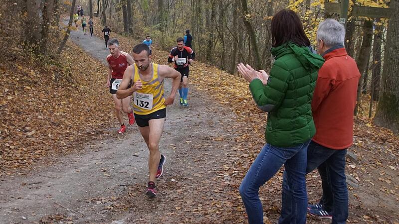 Durch den herbstlichen Wald führt die Strecke von Bad Staffelstein auf den Staffelberg.