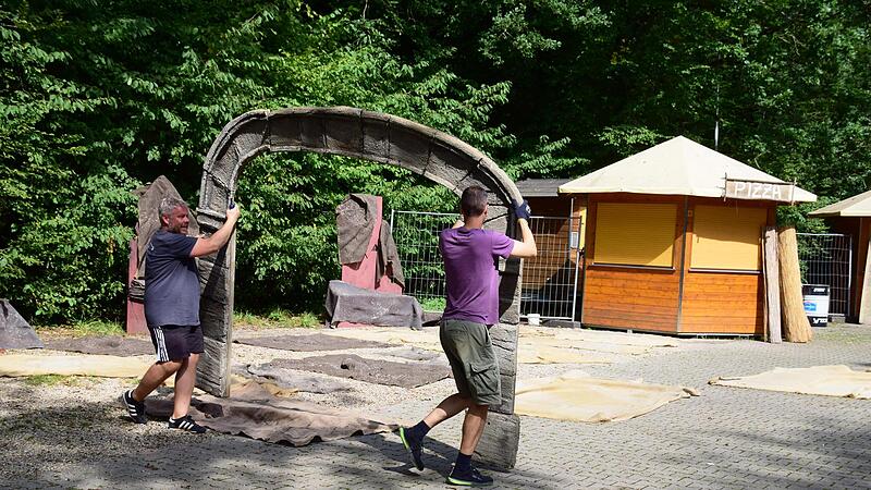Am Catering-Platz am Passionsspielgelände werden die alten Kulissen weggeräumt. Am Catering-Platz am Passionsspielgelände werden die alten Kulissen weggeräumt.