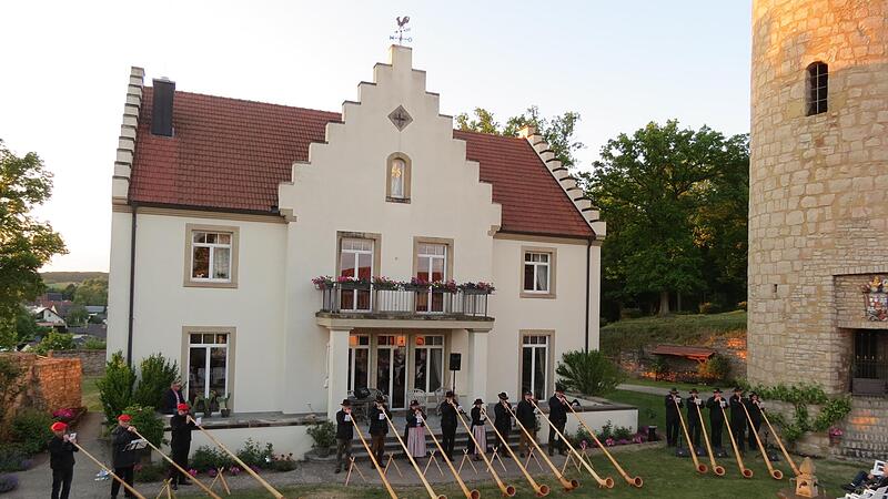 Mächtige Klänge mit allen Formationen – von links „Alphornfreunde Sommerberg“, „Alphornbläser Schwarze Berge“, „Freigerichter Alphornisten“. Mächtige Klänge mit allen Formationen – von links „Alphornfreunde Sommerberg“, „Alphornbläser Schwarze Berge“, „Freigerichter Alphornisten“.