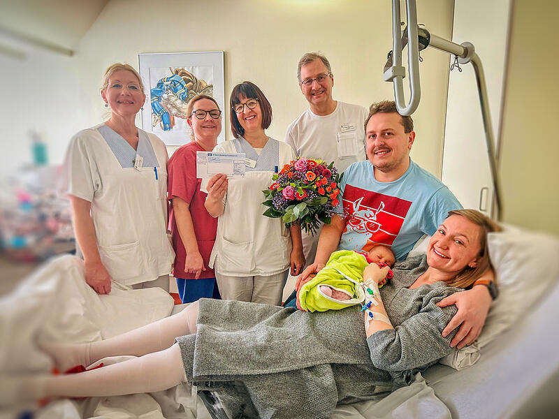 Rebekka Peach-Vie&szlig;mann ist am 1. Januar um 12.13 im Klinikum Forchheim - Fr&auml;nkische Schweiz als &bdquo;Forchheimer Neujahrsbaby&ldquo; mit 5210 Gramm und 52 Zentimeter geboren worden. Mit einem gro&szlig;en Blumenstrau&szlig; haben Chefarzt Dr. Stefan Weing&auml;rtler, Stationsleiterin Irmi Bayer, Hebamme Franziska Frauendorfer und Kinderkrankenschwester Monika Preller den &uuml;bergl&uuml;cklichen Eltern Retha Peach und Lukas Vie&szlig;mann am Freitag zur Geburt der ersten Tochter gratuliert.