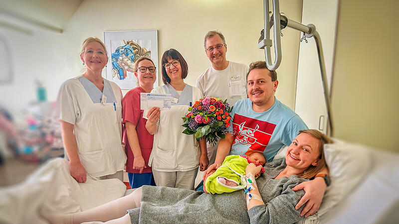 Rebekka Peach-Vie&szlig;mann ist am 1. Januar um 12.13 im Klinikum Forchheim - Fr&auml;nkische Schweiz als &bdquo;Forchheimer Neujahrsbaby&ldquo; mit 5210 Gramm und 52 Zentimeter geboren worden. Mit einem gro&szlig;en Blumenstrau&szlig; haben Chefarzt Dr. Stefan Weing&auml;rtler, Stationsleiterin Irmi Bayer, Hebamme Franziska Frauendorfer und Kinderkrankenschwester Monika Preller den &uuml;bergl&uuml;cklichen Eltern Retha Peach und Lukas Vie&szlig;mann am Freitag zur Geburt der ersten Tochter gratuliert.