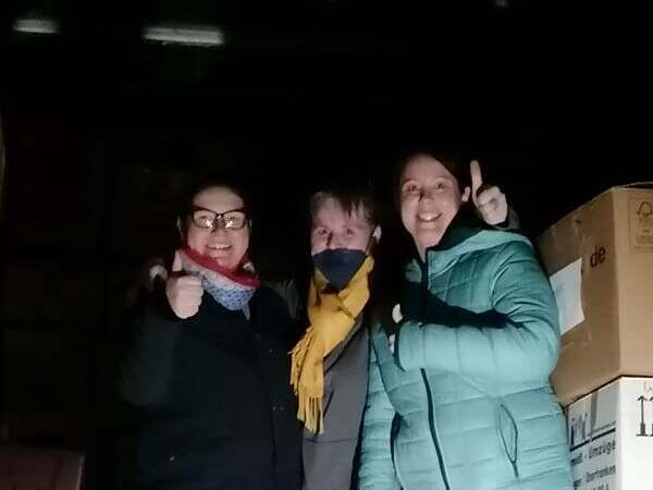 Frauenpower: Bis in die sp&auml;ten Abendstunden wurden die Lkw, die am Freitag in die Ukraine fahren, von ehrenamtlichen Helferinnen bef&uuml;llt.Forchheim & Fr&auml;nkische Schweiz