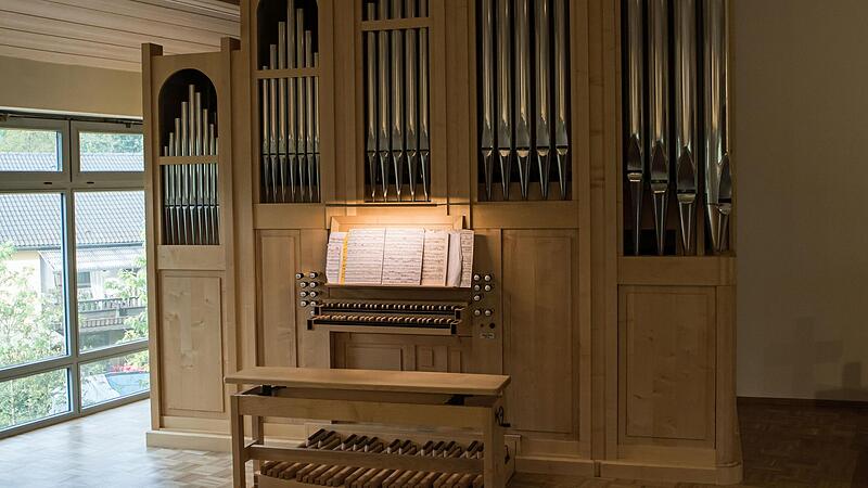 Zwei Manuale und Pedal umfasst die neue Orgel im Haus der Begegnung in Haarbr&uuml;cken.