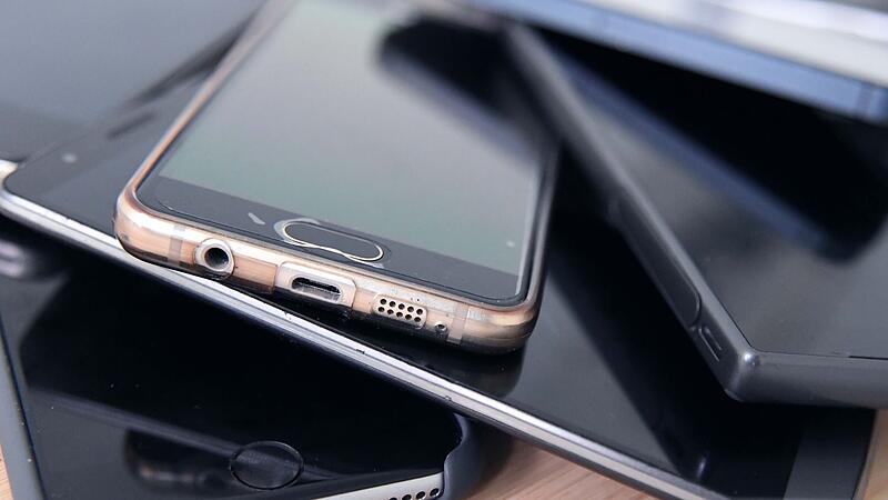Für die Tonne: Alte Smartphones richtig entsorgen