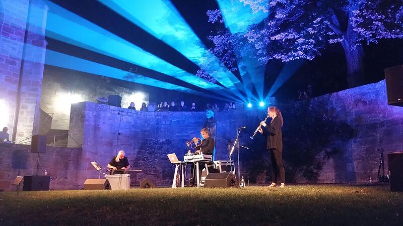 Sph&auml;rische Kl&auml;nge und faszinierendes Lichtdesign: Klangk&uuml;nstler Werner Cee, Startrompeter Markus Stockhausen und Klarinettistin Tara Bouman im Burghof der Veste Coburg.