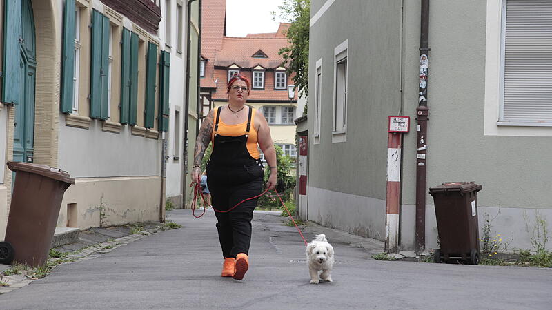 Susanne Meißner mit Lady an der Stelle, an der ihre Hündin attackiert wurde. Seit dem Vorfall meidet sie die Gasse unweit des Gefängnisses.