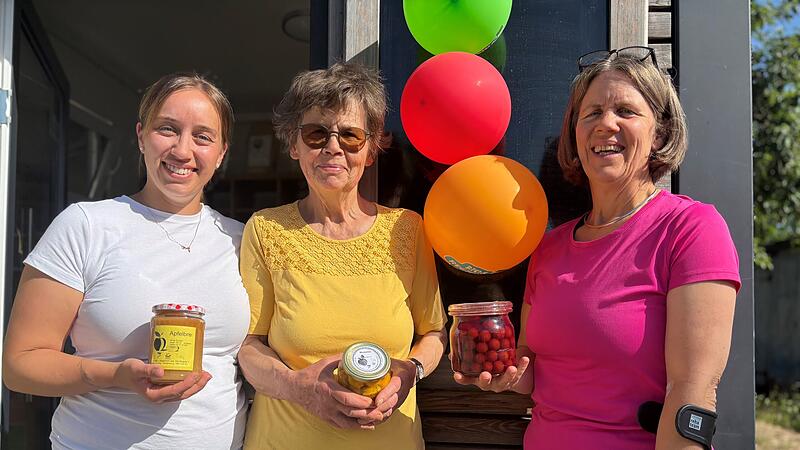 Lips Hof Als „Drei-Weiber-Wirtschaft“ beschreibt Maria Lips (Mitte) das familiäre Gespann mit Enkelin Julia Lips (links) und Kiki Lips (rechts) hinter dem Schaf- und Ziegenhof in Wildensorg. Auch die Männer der Landwirtinnen packen mit an. Mit ihrem neuen Selbstbediener-Lädchen, das am Freitag (29.05.) eröffnet, will die Familie wieder mehr regionale Produkte in die Region bringen.