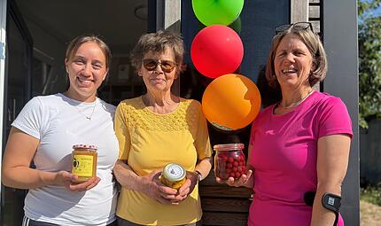 Als &bdquo;Drei-Weiber-Wirtschaft&ldquo; beschreibt Maria Lips (Mitte) das famili&auml;re Gespann mit Enkelin Julia Lips (links) und Kiki Lips (rechts) hinter dem Schaf- und Ziegenhof in Wildensorg. Auch die M&auml;nner der Landwirtinnen packen mit an. Mit ihrem neuen Selbstbediener-L&auml;dchen, das am Freitag (29.05.) er&ouml;ffnet, will die Familie wieder mehr regionale Produkte in die Region bringen.