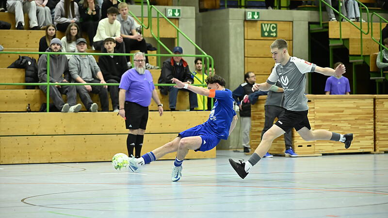 Ein akrobatisches Finish: Jan-Luca M&uuml;ller vom TBVfL Neustadt-Wildenheid (blau) beim Heimturnier im Spiel gegen die JFG Rennsteig.