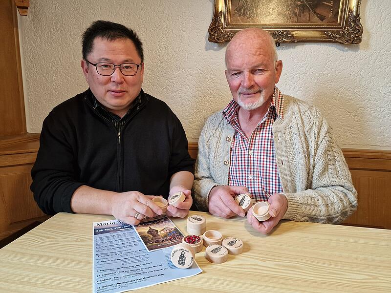 Diakon Kim Sell (links) und Heribert Vogler vom Arbeitskreis Maria Ehrenberg mit den Holzd&ouml;schen, die in diesem Jahr als Dankesch&ouml;n an die Zelebranten gehen.